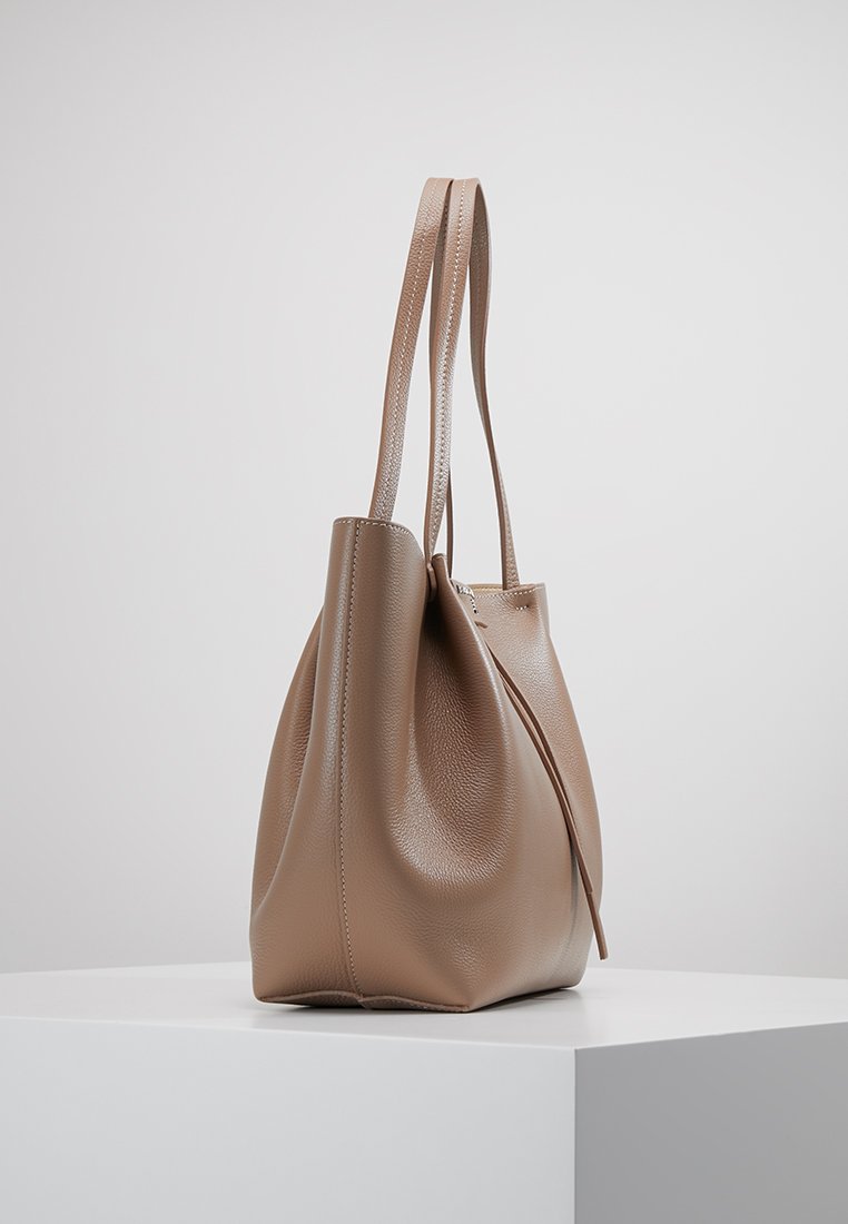 Patrizia Pepe BORSA BAG Håndveske real taupe Zalando.no Patrizia Pepe Håndveske real taupe Zalando.no