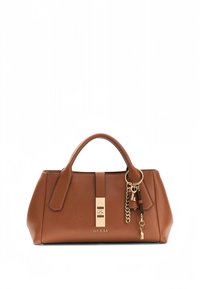 Sac à main en cuir marron avec une forme structurée. Dispose de doubles poignées, d'un logo de marque en ton or, et de garnitures décoratives incluant un porte-clés.