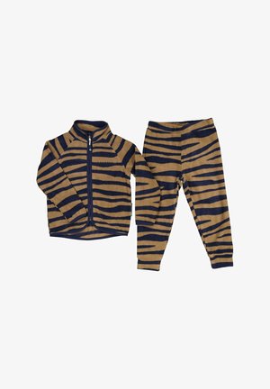 Ensemble de pyjama rayé marron et bleu marine comprenant un haut zippé et un pantalon assorti, fabriqué en tissu doux et texturé. Dispose d'une taille élastique.