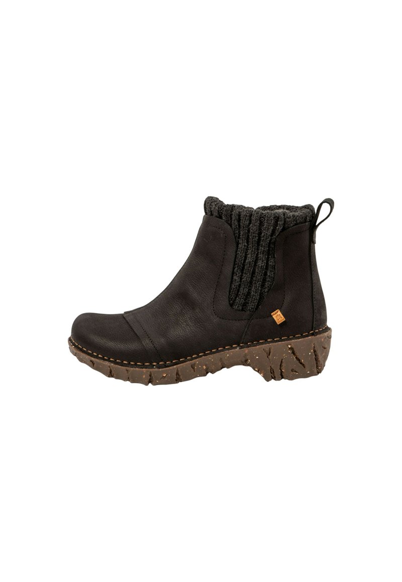 Botas de tobillo de cuero negro con cuello de punto acanalado, suela marrón texturizada y detalle de costura en contraste. Cuenta con una lengüeta para facilitar su uso.