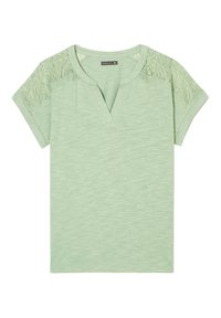 Helles grünes T-Shirt mit kurzen Ärmeln und V-Ausschnitt, das zarte Spitzenakzente an den Schultern sowie einen strukturierten, weichen Stoff aufweist.