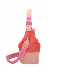Sac style hobo en cuir corail et rose clair, doté d'une large bandoulière avec texte, de quincaillerie métallique et d'une texture douce.