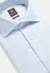 Camicia da uomo slim fit azzurro chiaro con righe verticali bianche, fronte abbottonato e colletto a punta, etichettata Boggi Milano.
