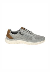 Scarpa atletica grigia con parte superiore in rete, dettagli in suede e suola in gomma testurizzata. Presenta lacci e dettagli di cucitura decorativa.