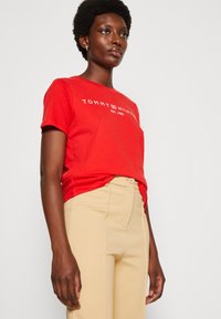 Tommy Hilfiger LOGO - Print T-shirt - fireworks