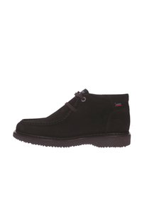 Botas chukka de ante negro con textura suave, diseño con cordones y punta redondeada. Cuenta con suela de goma y detalles cosidos en los bordes.
