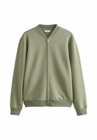 Chaqueta verde oliva con cremallera, cuello redondo, y puños y dobladillo acanalados. Textura suave y diseño minimalista sin patrones ni acentos.