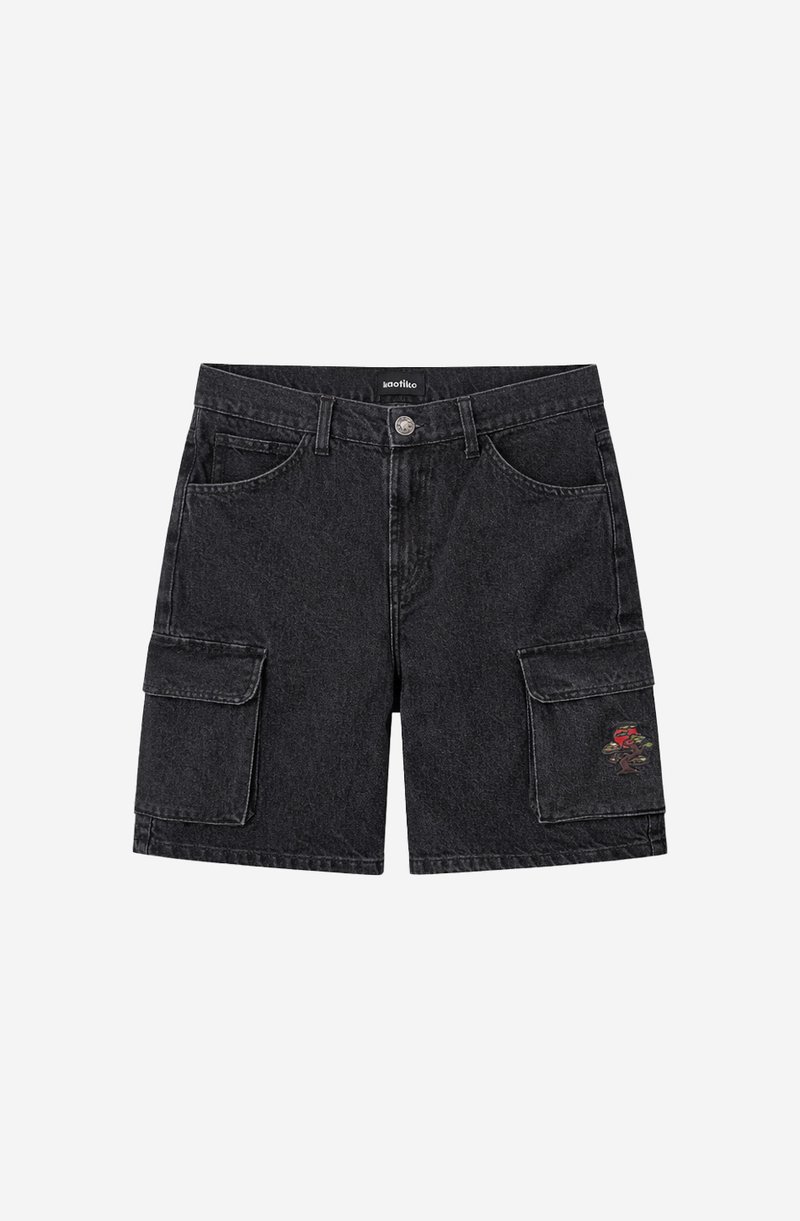 Μαύρα cargo σορτς από τζιν με πλαϊνές τσέπες και μικρό πολύχρωμο καρτούν γραφικό στο καπάκι της δεξιάς τσέπης.