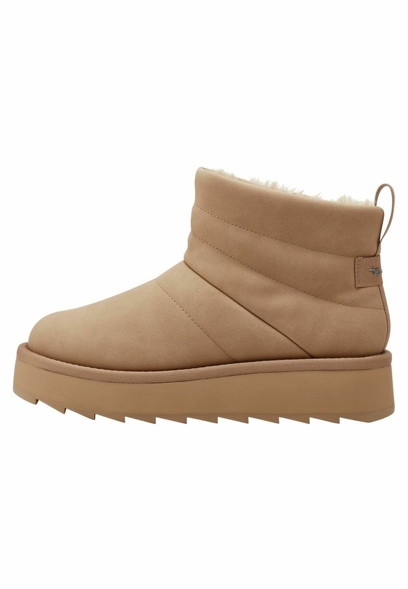 Botas de tobillo marrón claro con un acabado de ante suave, que cuentan con un puño doblado, forro de felpa y una suela gruesa y estriada para agarre.