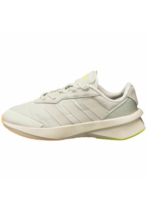 Zapatilla deportiva gris claro con parte superior de tejido texturizado, tres franjas más oscuras, suela gruesa con acentos neón y cuello acolchado.