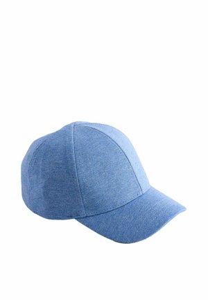 Világoskék szövet baseballsapka varrott panelekből és ívelt karimával, fehér háttéren elkülönítve.