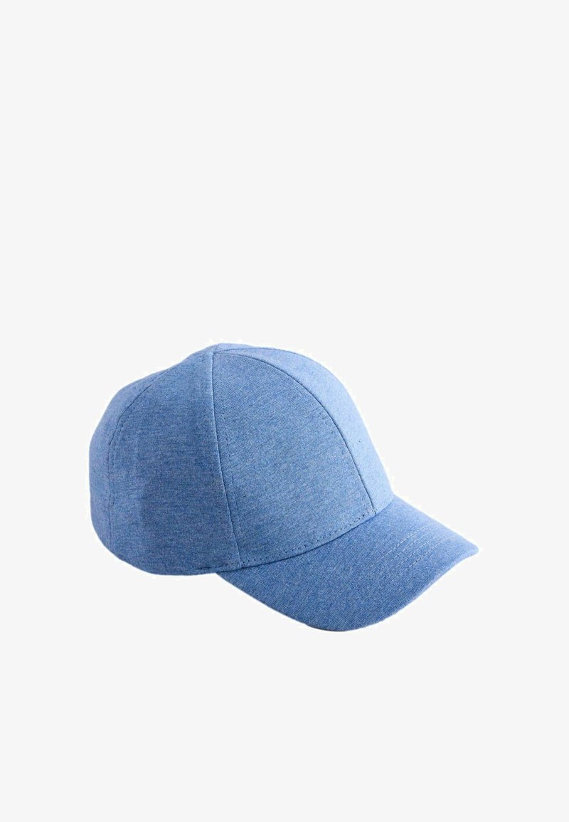 Casquette de baseball en tissu bleu clair avec panneaux cousus et visière incurvée, isolée sur fond blanc.