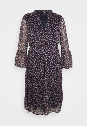 Marineblå knælængde kjole med pink og hvidt blomstermønster, transparente trekvartlange klokkeærmer og V-hals.