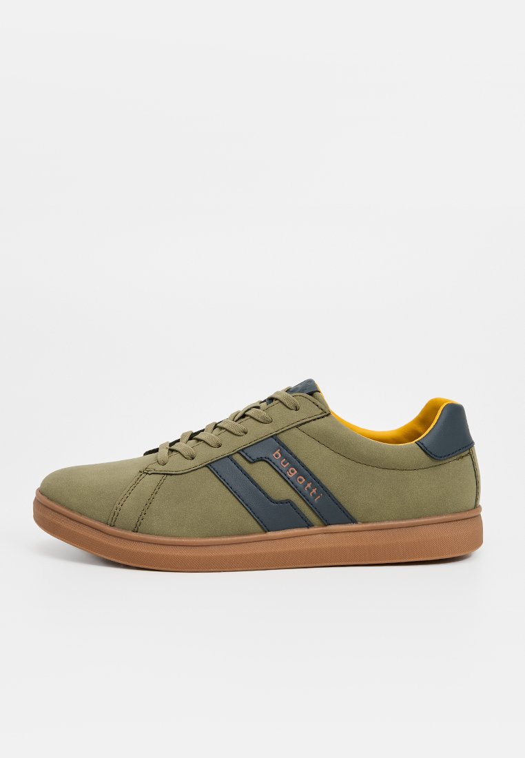 Olivgrüner Low-Top-Sneaker mit brauner Sohle, marineblauen Akzenten, gelbem Innenfutter und "bugatti"-Logo an der Seitenfläche.
