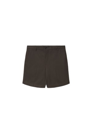 Dunkelbraune, maßgeschneiderte Herrenshorts mit vorderem Knopf und Gürtelschlaufen, flach auf weißem Hintergrund präsentiert.