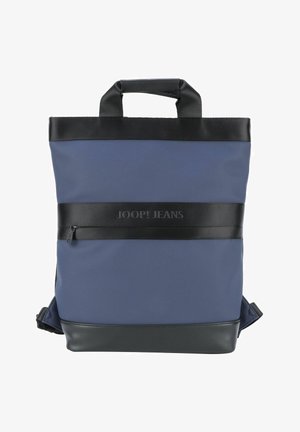 Bolsa tote azul y negra hecha de nylon duradero, con dos asas superiores, un bolsillo frontal con cremallera y una banda con logo en la parte frontal.