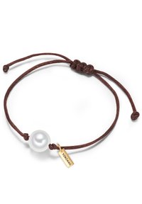 Bracciale in corda marrone con una perla bianca lucida e un piccolo tag in oro inciso con "YOKOAMI". Chiusura con nodo scorrevole regolabile.