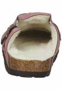 Mauveowe buty wsuwane z korkową podeszwą, miękkim wyściółką wewnętrzną i dekoracyjną metalową klamrą. Cechują się teksturowanym wierzchem i zaokrąglonym kształtem.