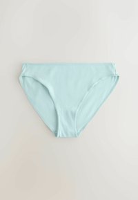 Hellblaue Damenunterwäsche aus Baumwolle im Bikini-Stil mit elastischem Bund und Nähten, flach auf einem neutralen Hintergrund ausgelegt.