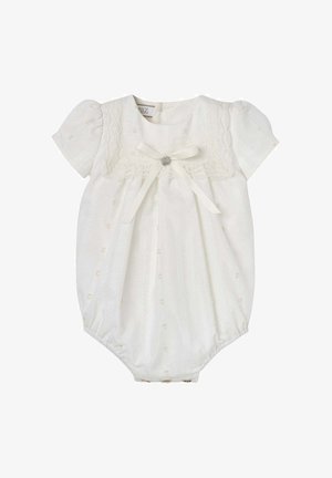 Barboteuse blanche pour bébé avec manches bouffantes, bordure en dentelle, petits points brodés et un nœud ruban avec un bouton central sur la poitrine.