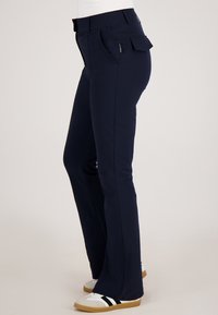 Marineblauwe broek van rekbaar materiaal, met twee zijzakken, een achterzak en een getailleerde pasvorm met een rechte pijp.