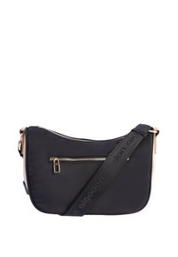 Bolso cruzado de nailon negro con una superficie texturizada, que cuenta con un bolsillo frontal con cremallera, herrajes en tono dorado y una correa gruesa y ajustable.