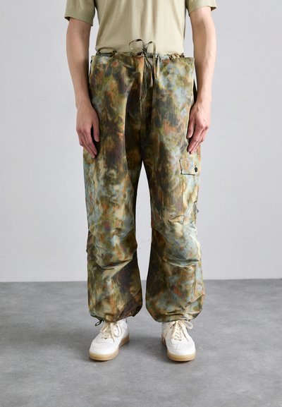 Henrik Vibskov FIELD PANTS - Cargo trousers - green
