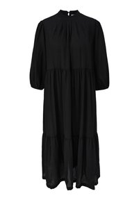 Svart lager-på-lager klänning med hög krage, rundade puffärmar och texturerad tyg. Har knäppning bak.