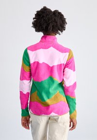Pullover in pile con colletto alto, caratterizzato da un motivo astratto multicolore in rosa, verde e oro. Texture morbida, maniche lunghe.