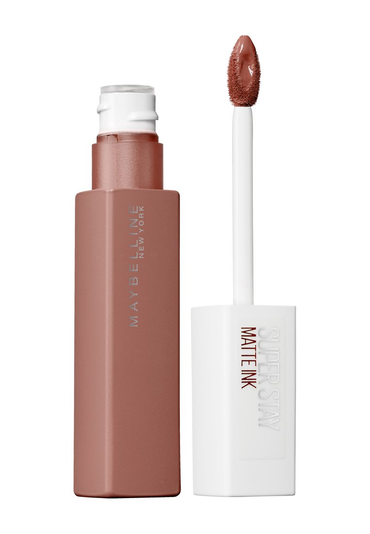 Maybelline Super Stay Matte Ink läppfärg i en rektangulär, matt rosenbrun förpackning med en vit applicator och en avsmalnande, fluffig applikator.