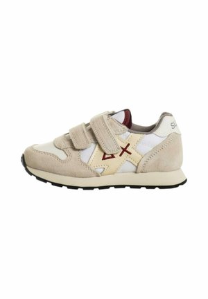 Sneakers beige per bambini con un mix di camoscio e rete, dotati di cinturini in velcro, accenti bianchi, fodera bordeaux e suole in gomma nera.
