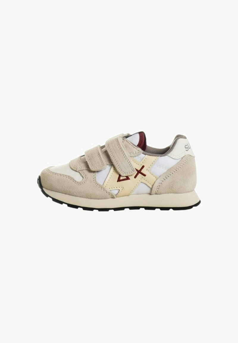 Sneakers beige per bambini con un mix di camoscio e rete, dotati di cinturini in velcro, accenti bianchi, fodera bordeaux e suole in gomma nera.
