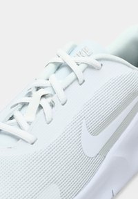 Ανοιχτό μπλε αθλητικά παπούτσια Nike με υφασμάτινη μεσαία περιοχή, λευκά κορδόνια, εμφανές λογότυπο swoosh και μαλακή σόλα.