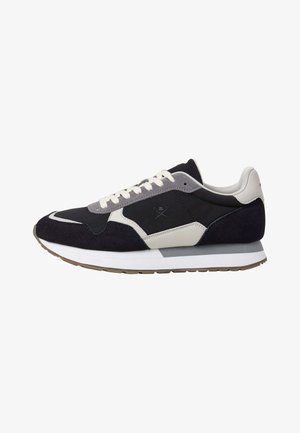 Zwart-grijze lage sneaker met witte veters, witte accenten en een gestructureerde rubberen zool.