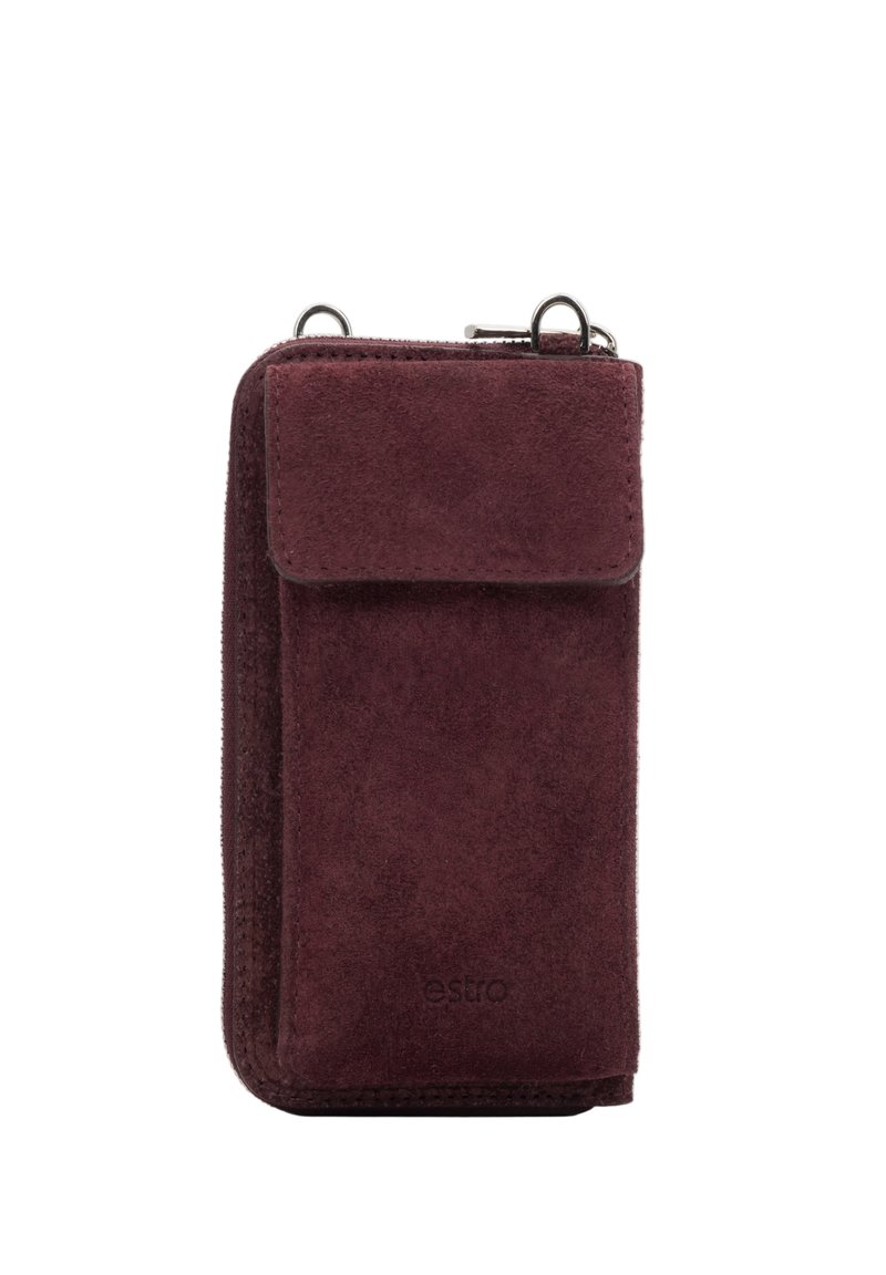 Bordowy portfel zamszowy z przednią klapką i zapięciem na suwak. Charakteryzuje się gładką teksturą i przeszytymi brzegami, z logo na froncie.