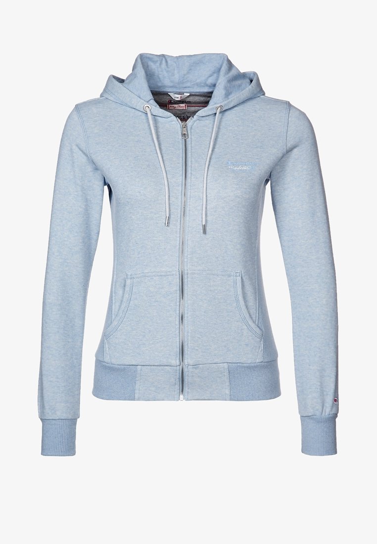 Ljusblå zip-up hoodie i mjuk bomullsblandning. Har en huva med dragsko, framfickor, ribbade ärmslut och diskret logotypdetalj.