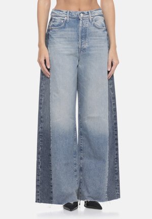 Jeans a gamba larga realizzati in denim sbiadito blu chiaro e scuro, con un design a colori misti, orli grezzi e vita alta.