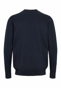 Námořnický modrý svetr s hladkou texturou, dlouhými rukávy a žebrovaným pasem. Má klasický design límce, z pohledu zezadu.