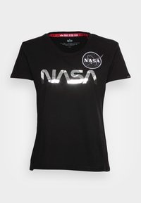 Černé bavlněné tričko s reflexním stříbrným logem "NASA" a kruhovým emblémem NASA na levé straně hrudi. Krátké rukávy a kulatý výstřih.