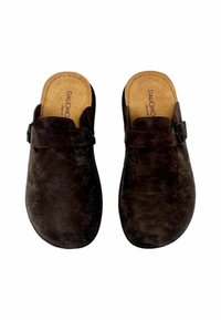 Zoccoli in camoscio marrone dalla texture liscia, caratterizzati da un dettaglio con fibbia e una soletta in sughero imbottita. Design minimalista e apertura sul retro.