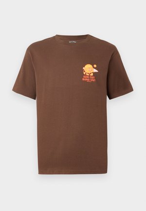 Barna rövid ujjú póló, kis narancssárga grafikával, amely egy hamburgert ábrázol, ami egy surfdeszkát tart, és a bal mellen a "NAP KI, PICI KI" felirat látható.