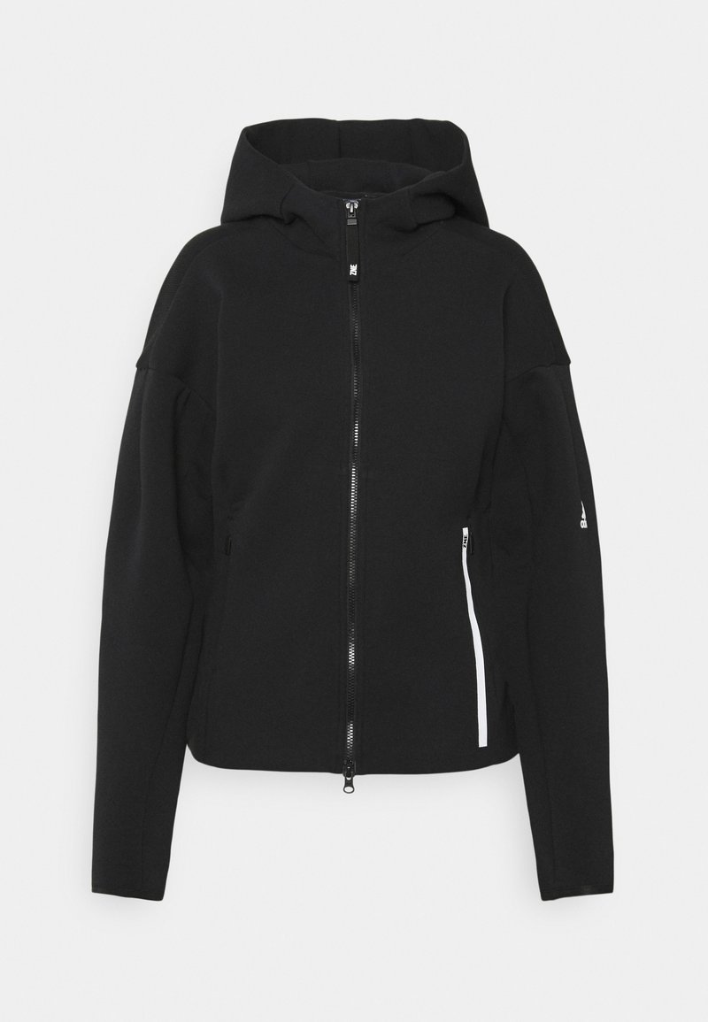 Veste noire à capuche avec fermeture éclair intégrale à l'avant, manches longues, et une poche zippée verticale blanche sur le côté droit.