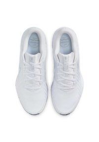 Scarpe sportive bianche con parte superiore in rete, superfici testurizzate e lacci tradizionali. Presentano una soletta morbida e un design minimalista.