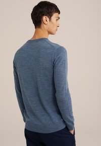 Férfi kék pulóver kerek nyakkal, hosszú ujjakkal, bordás mandzsettákkal és aljjal, puha, texturált kötött anyagból. Hátsó nézet.