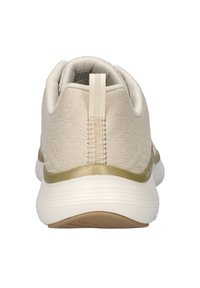 Scarpa sportiva beige con tomaia strutturata, accentuazione dorata vicino alla suola e un design minimale con un linguetta posteriore.