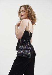 FABLE ENGLAND WILDERNESS MINI TOP HANDLE - Ručna torba - black