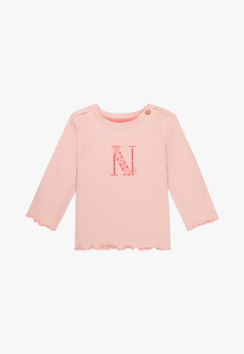 Helles rosa Langarmshirt mit gewellten Kanten und einem gestickten 'N', das mit floralen Details und kleinen Knöpfen an der Schulter verziert ist.
