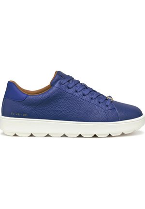 Baskets en cuir bleu avec une finition texturée, semelle en caoutchouc blanche, laçage standard et accents intérieurs marron. Design minimaliste.