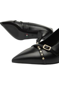Scarpe nere in pelle con tacco alto, punta affilata, cinturino alla caviglia, borchie dorate e suola texturizzata. Made in Italy, misura 37.