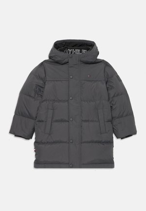 Casaco puffer cinza com capuz, com botões de pressão, um bolso frontal e um logótipo subtil no peito. Textura suave com um design acolchoado.